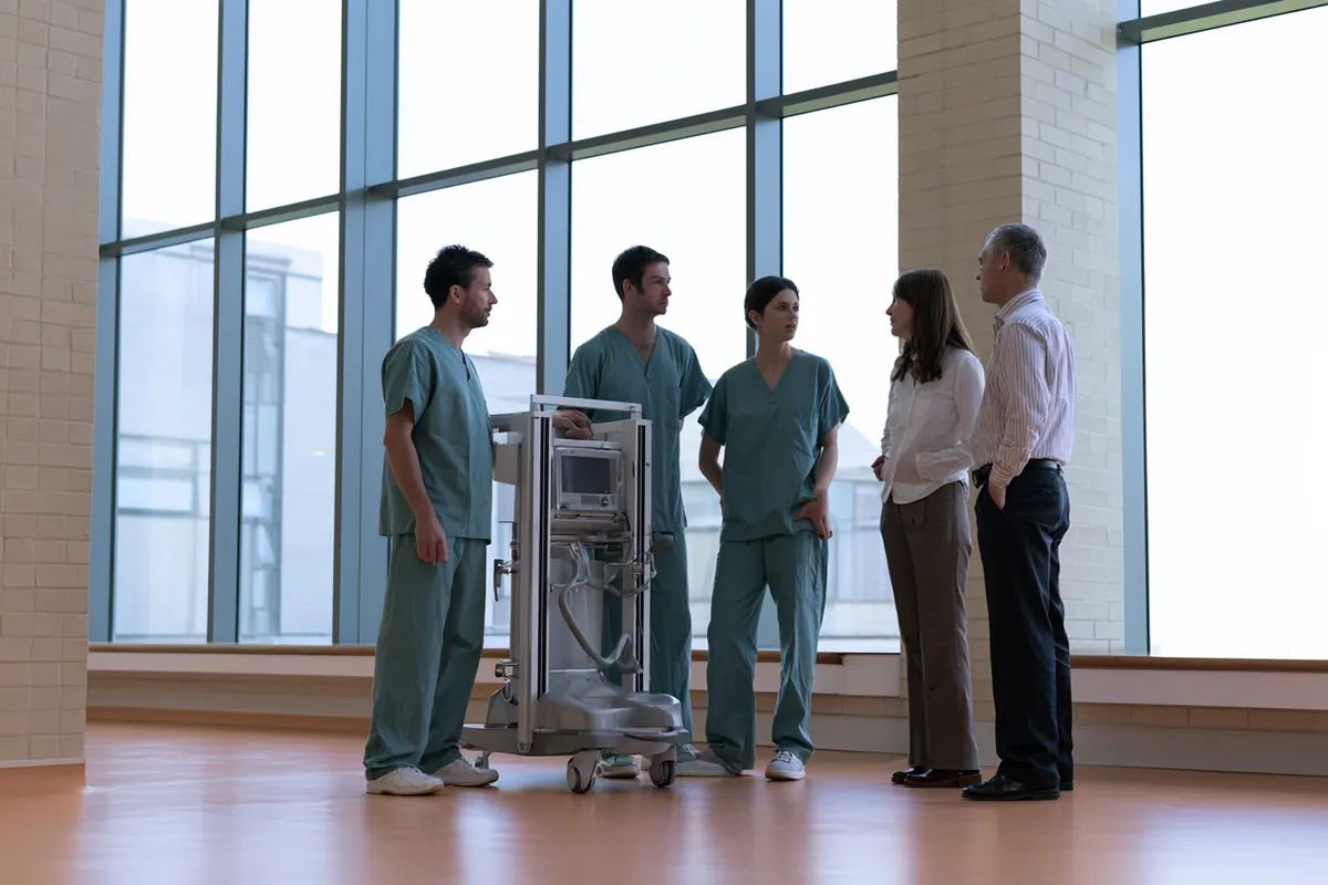 Des représentants de la Fondation remettent des fonds à un programme d'oncologie hospitalier
